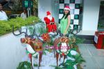 Pooja Chopra spends Christmas with children at Tata Docomo store in Bandra on 24th Dec 2009 (35).JPG